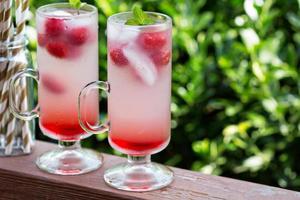 limonade à la framboise rose dans de grands verres photo