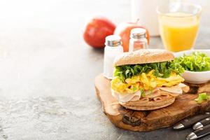 petit-déjeuner bagel avec œufs brouillés et dinde photo