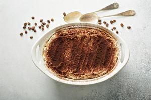 gâteau tiramisu dans un plat en céramique photo