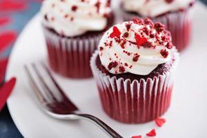 cupcakes en velours rouge pour la saint valentin photo