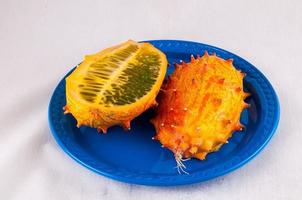 kiwano fruito sur plaque bleue photo