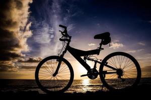 silhouette de vélo au bord de l'océan photo