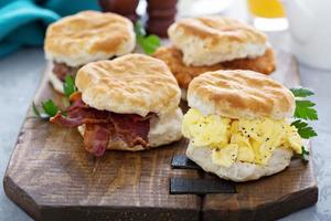 biscuits pour le petit-déjeuner avec des œufs brouillés mous et du bacon photo