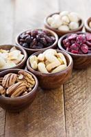 variété de noix et de fruits secs dans de petits bols