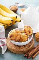muffins aux bananes sur une grille de refroidissement photo