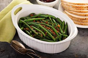 haricots verts au bacon pour l'action de grâces ou le dîner de noël photo