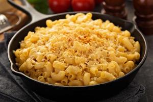 macaroni au fromage dans une poêle en fonte photo