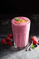 smoothie aux baies dans un grand verre photo