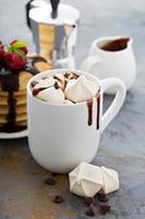 chocolat chaud aux guimauves et petites meringues photo