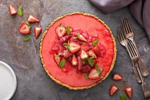 tarte au yaourt et compote de fraises à la rhubarbe photo