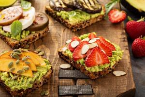 variété de toasts à l'avocat sur une planche à découper photo