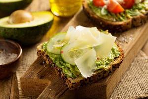 toast à l'avocat avec concombre et parmesan photo