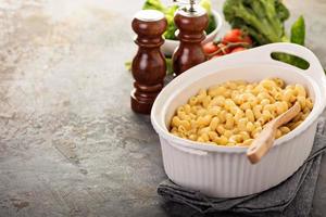 macaroni au fromage dans un plat allant au four photo