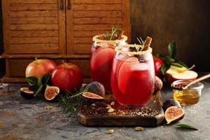 sangria d'automne ou d'hiver avec figues, pommes et miel photo