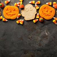 biscuits et bonbons à la citrouille d'halloween photo