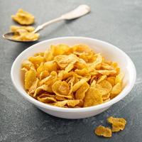 céréales cornflakes dans un bol photo