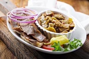 assiette gyro avec de la viande sur un pita photo