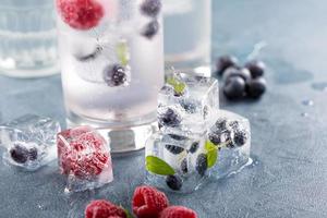 eau pétillante avec glace aux baies et aux herbes photo