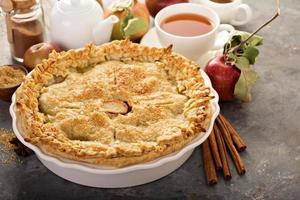 tarte aux pommes avec découpes de feuilles photo