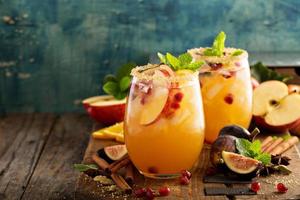 cocktail de sangria d'automne avec pomme, figues et orange photo