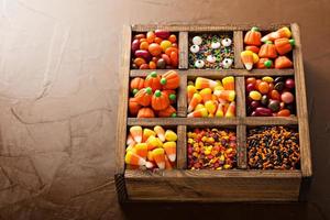 bonbons d'halloween dans une boîte en bois photo