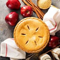 tarte aux pommes dans une caisse en bois photo