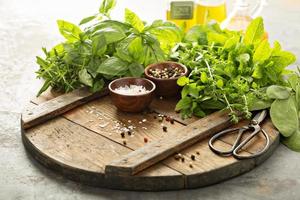 cuisiner avec des herbes fraîches photo