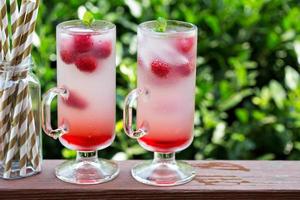 limonade à la framboise rose dans de grands verres photo