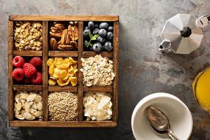 aliments du petit déjeuner dans une boîte en bois prise de vue aérienne photo