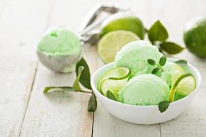 crème glacée au citron vert dans un bol blanc photo