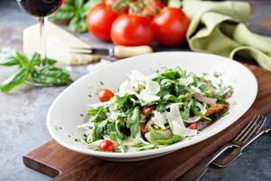 poulet parmesan garni de roquette photo