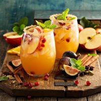 cocktail de sangria d'automne avec pomme, figues et orange photo