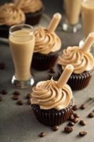 cupcakes au chocolat expresso avec liqueur de crème irlandaise photo