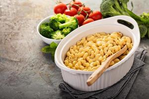 macaroni au fromage dans un plat allant au four photo