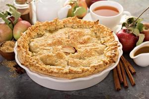 tarte aux pommes avec découpes de feuilles photo