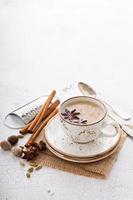 thé chai chaud aux épices d'hiver photo