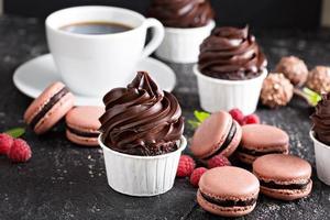 cupcakes au chocolat avec glaçage épais et brillant photo