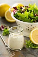 vinaigrette ranch au citron maison dans un petit pot photo