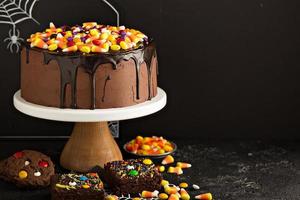 gâteau au chocolat et aux bonbons au maïs photo