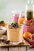 smoothie mangue orange avec granola photo