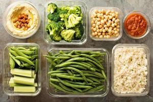 préparation de repas végétaliens avec du riz cuit photo