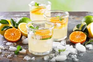 limonade aux agrumes dans des verres photo