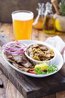 assiette gyro avec de la viande sur un pita photo