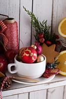 tasse à thé avec décorations, biscuits et oranges pour noël photo