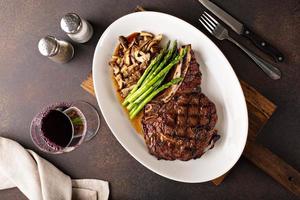 steak de boeuf aux asperges et champignons photo