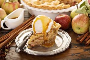 tranche de tarte aux pommes maison avec glace à la vanille photo