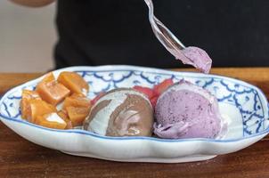 diverses saveurs de crème glacée avec des garnitures sur la table photo