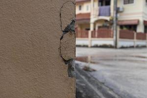 le coin de la colonne en béton présente des fissures. photo