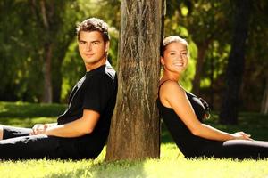 jeune couple se reposant dans le parc photo