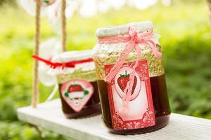 confiture de fraise sucrée par une journée ensoleillée d'été photo